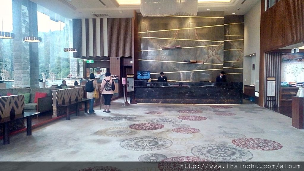 走進阿里山賓館新館,展現在眼前的是寬廣富麗的大廳,映入眼簾的是鄒族原住民心中之聖山-塔山聖景,彷彿森林圍繞身旁,旁邊有整片落地窗,遊客可以舒服地坐在大廳享受窗外美麗的風景。 走進阿里山賓館新館,展現在眼前的是寬廣富麗的大廳,映入眼簾的是鄒族原住民心中之聖山-塔山聖景,彷彿森林圍繞身旁,旁邊有整片落地窗,遊客可以舒服地坐在大廳享受窗外美麗的風景。