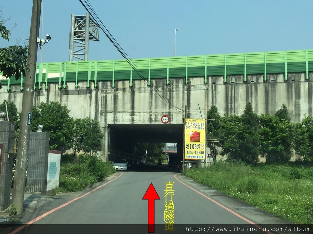 過高速公路下的涵洞,有人還專門開車去買窯烤麵包,因為還不錯吃吧。 過高速公路下的涵洞,有人還專門開車去買窯烤麵包,因為還不錯吃吧。