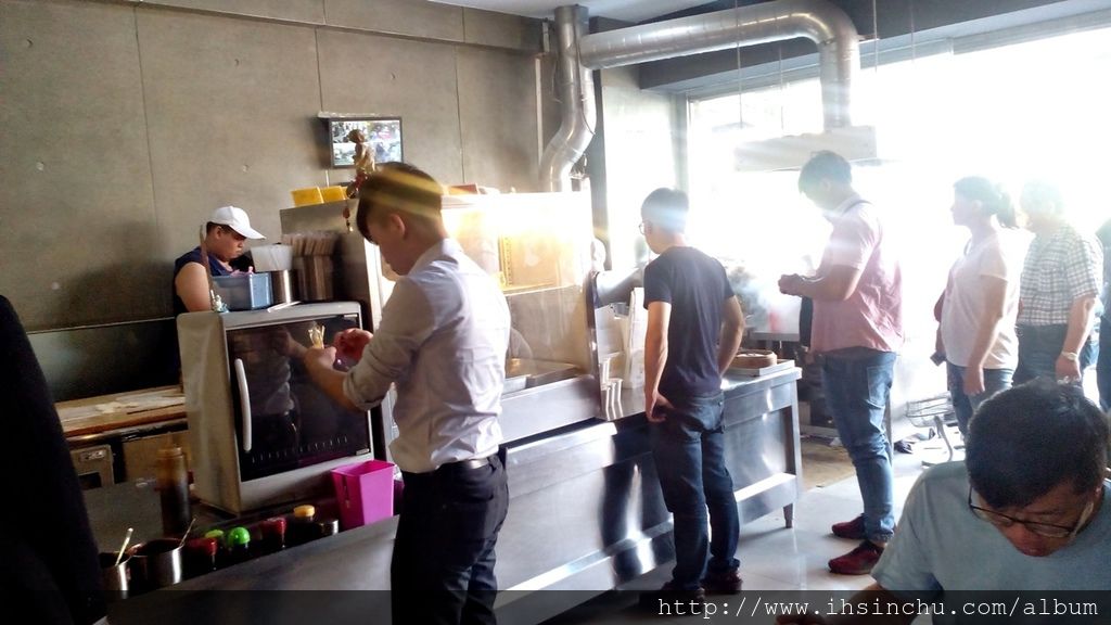 新竹欣園早點-新竹早餐排隊名店,小籠包餡多湯汁濃郁超好吃,價格平易近人,地址在新竹市經國路二段583號,新竹欣園早點營業時間從早上6:00am到11:00am,新竹早餐推薦及評價 新竹欣園早點-新竹早餐排隊名店,小籠包餡多湯汁濃郁超好吃,價格平易近人,地址在新竹市經國路二段583號,新竹欣園早點營業時間從早上6:00am到11:00am,新竹早餐推薦及評價