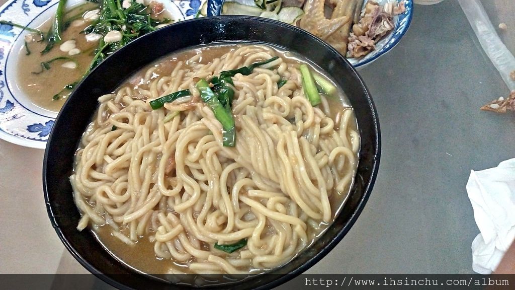 非常油的一碗油麵,吃不習慣的小朋友根本一口都不吃。有可能常吃的人不覺得油,可是新朋友吃完的反應就是油。 一家餐廳如果只靠老客戶撐場面,未來前景可能不看好。 非常油的一碗油麵,吃不習慣的小朋友根本一口都不吃。有可能常吃的人不覺得油,可是新朋友吃完的反應就是油。 一家餐廳如果只靠老客戶撐場面,未來前景可能不看好。