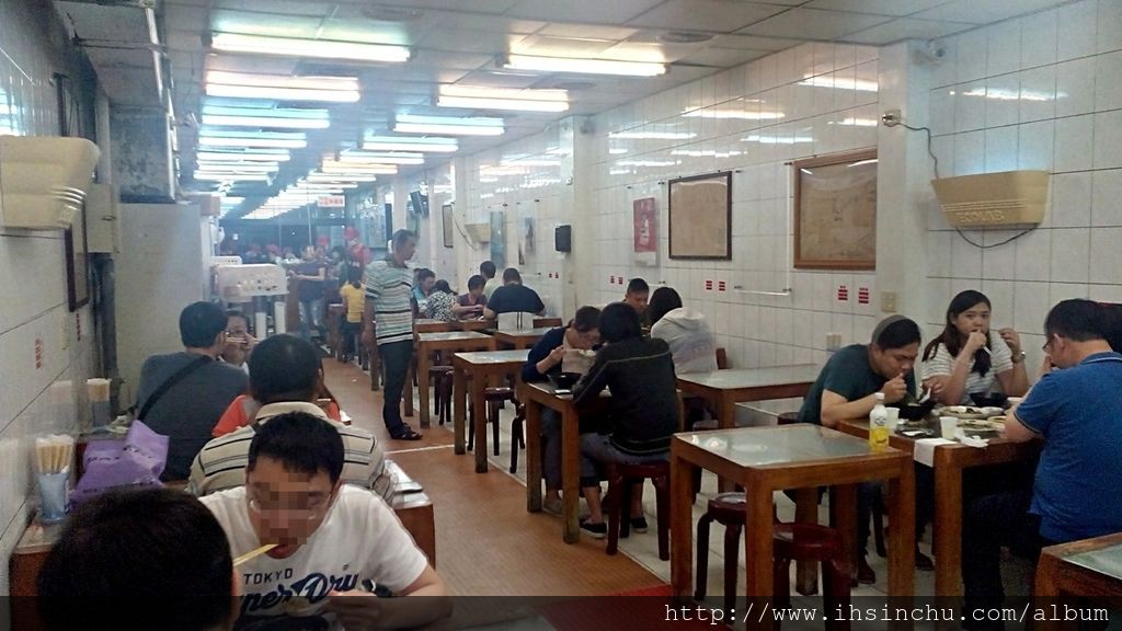 新竹許二姊的鴨肉麵,鴨肉飯,下水飯,鴨肉湯麵,炒青菜都只有一個字形容:油! 如果有三個字形容,就是超級油!| 或許在20年前,大家缺少油水,油一點會覺得好吃,但是現代人有多少人喜歡吃這麼多油? 新竹許二姊的鴨肉麵,鴨肉飯,下水飯,鴨肉湯麵,炒青菜都只有一個字形容:油! 如果有三個字形容,就是超級油!| 或許在20年前,大家缺少油水,油一點會覺得好吃,但是現代人有多少人喜歡吃這麼多油?