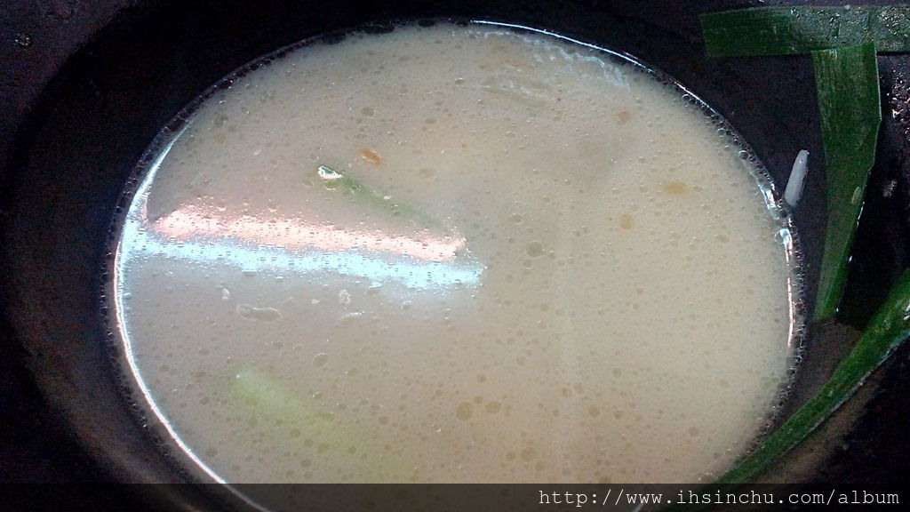 非常油的一碗湯,整桌很少人吃這碗"油"湯。 非常油的一碗湯,整桌很少人吃這碗"油"湯。