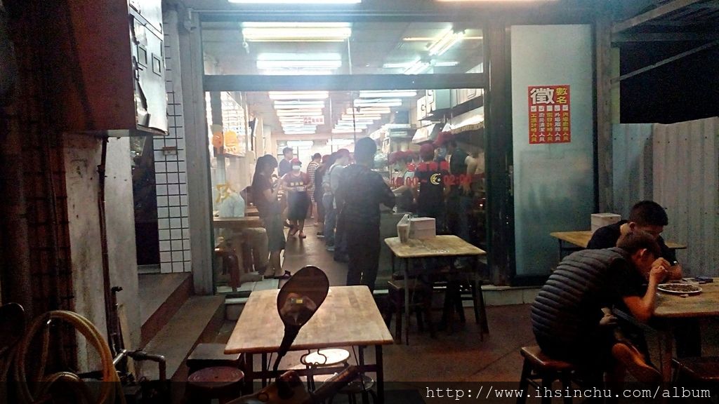 新竹許二姊鴨肉麵價錢50-80元,價格親民實在,難怪大家有口皆碑說不錯。有人建議應該將新竹鴨肉許放入新竹美食名店中(詳細新竹美食餐廳地址電話排名等資料請參閱此),但是可惜的是大家吃完的感覺只有一個字:油! 新竹許二姊鴨肉麵價錢50-80元,價格親民實在,難怪大家有口皆碑說不錯。有人建議應該將新竹鴨肉許放入新竹美食名店中(詳細新竹美食餐廳地址電話排名等資料請參閱此),但是可惜的是大家吃完的感覺只有一個字:油!