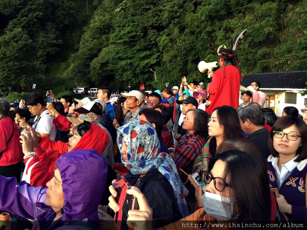 我們這是選的是玉山觀日出，而不是一般遊客常去的祝山日出，想說祝山日出太多人，試試玉山吧，沒想到一到現場，真傻眼，萬頭鑽動，大家真的有毅力，這麼早起床搶位置就為了看那不到一分鐘的日出。