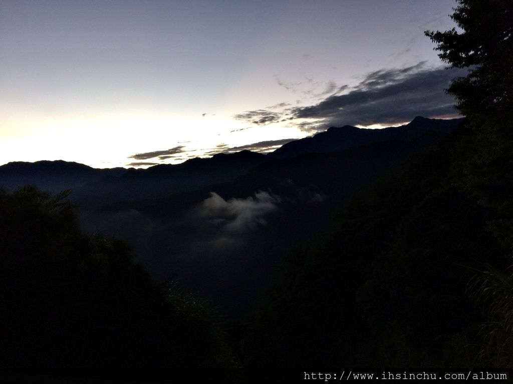 時間還有點早,天空還黑黑的。據說來阿里山看日出,因為氣候變化不定的關係,能看到日出的機率不到1/3,今天看起來有機會看得到喔。要有耐心, .... 等。 時間還有點早,天空還黑黑的。據說來阿里山看日出,因為氣候變化不定的關係,能看到日出的機率不到1/3,今天看起來有機會看得到喔。要有耐心, .... 等。