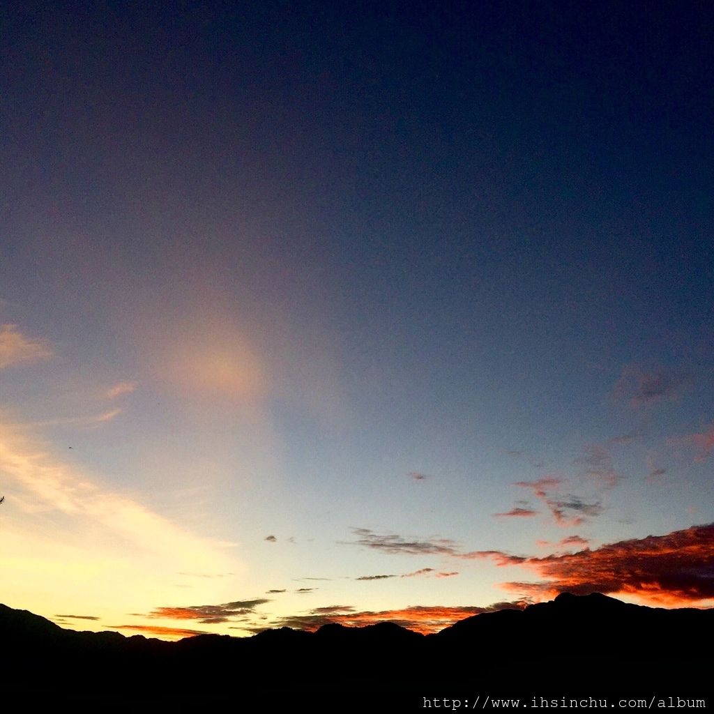 天越來越亮了,阿里山日出快出來了,好期待喔。 天越來越亮了,阿里山日出快出來了,好期待喔。