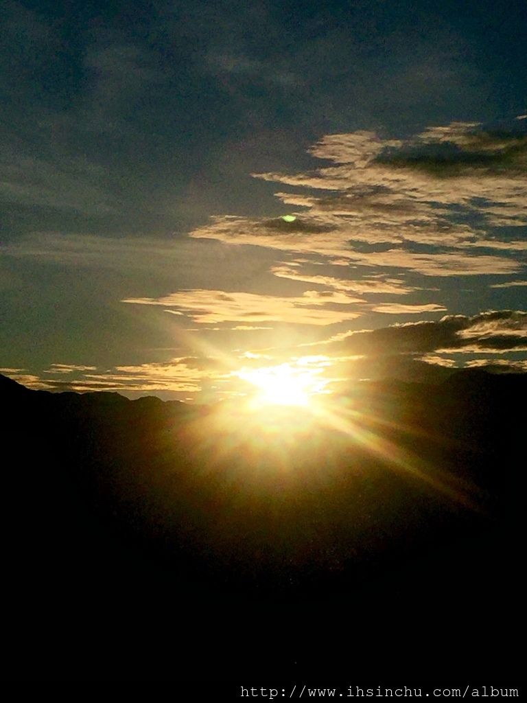 大家一陣驚呼,太陽出來了,太陽像個金蛋一樣,緩緩的從山頭升上來,慢慢霞光萬丈呈現在眼前,在短短不到一分鐘就整個跳出來,金芒萬丈讓人無法逼視。 大家一陣驚呼,太陽出來了,太陽像個金蛋一樣,緩緩的從山頭升上來,慢慢霞光萬丈呈現在眼前,在短短不到一分鐘就整個跳出來,金芒萬丈讓人無法逼視。