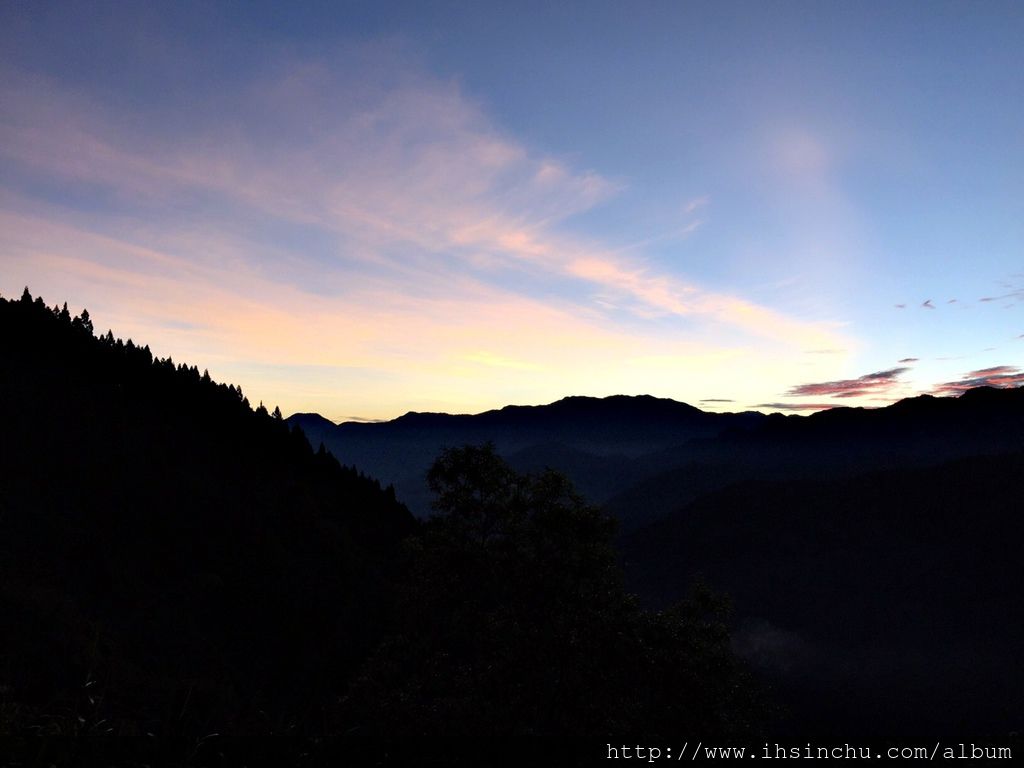 天越來越亮了,阿里山日出快出來了,好期待喔。 天越來越亮了,阿里山日出快出來了,好期待喔。