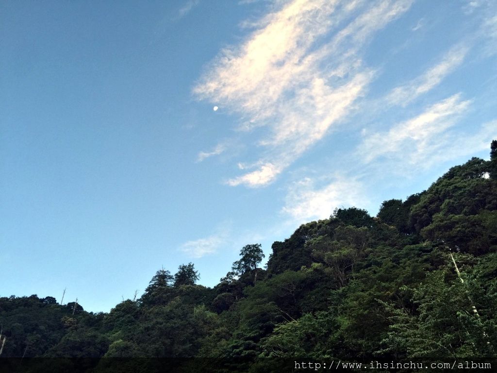 晴朗無雲的阿里山天空讓人心曠神怡煩惱盡消。 晴朗無雲的阿里山天空讓人心曠神怡煩惱盡消。