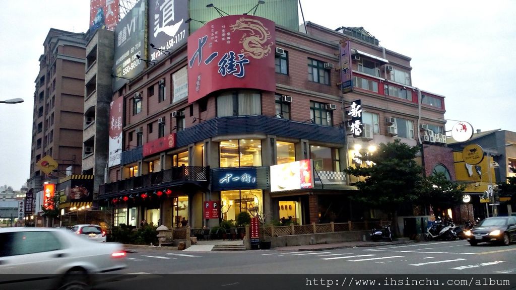 十一街麵食館地址 新竹縣竹北市光明一路275號 電話035539368 十一街麵食館菜單如下圖,11街麵食館營業時間從早上11:00am到21:30pm. 十一街麵食館地址 新竹縣竹北市光明一路275號 電話035539368 十一街麵食館菜單如下圖,11街麵食館營業時間從早上11:00am到21:30pm.