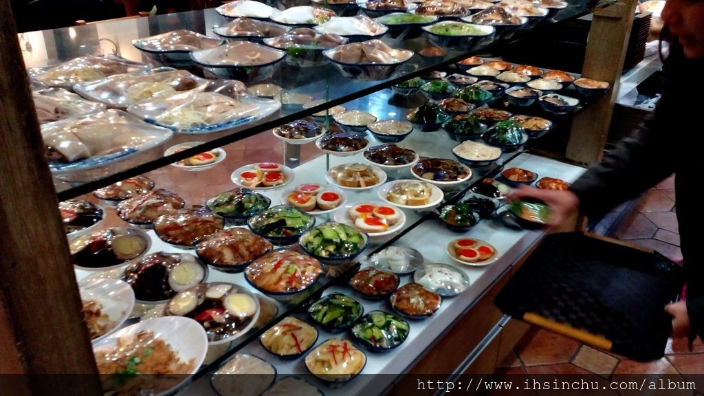 十一街麵食館最大最大缺點就是小菜價格太貴了,幾乎都是50元起跳,這個價錢在許多新竹餐廳都可以點餐或買一個便當了,小菜通常都是餐廳最賺錢的附加品,各大餐廳都有各式小菜提供給大家選擇增加營收,11街的小菜蠻好吃的,但因為價錢貴,因此很少人點,記得幾年前不是這樣的,幾年前去十一街吃飯,幾乎每位顧客都拿一堆小菜。小菜成本低,要薄利才能多銷阿,消費者的算盤可是很精的。 十一街麵食館最大最大缺點就是小菜價格太貴了,幾乎都是50元起跳,這個價錢在許多新竹餐廳都可以點餐或買一個便當了,小菜通常都是餐廳最賺錢的附加品,各大餐廳都有各式小菜提供給大家選擇增加營收,11街的小菜蠻好吃的,但因為價錢貴,因此很少人點,記得幾年前不是這樣的,幾年前去十一街吃飯,幾乎每位顧客都拿一堆小菜。小菜成本低,要薄利才能多銷阿,消費者的算盤可是很精的。