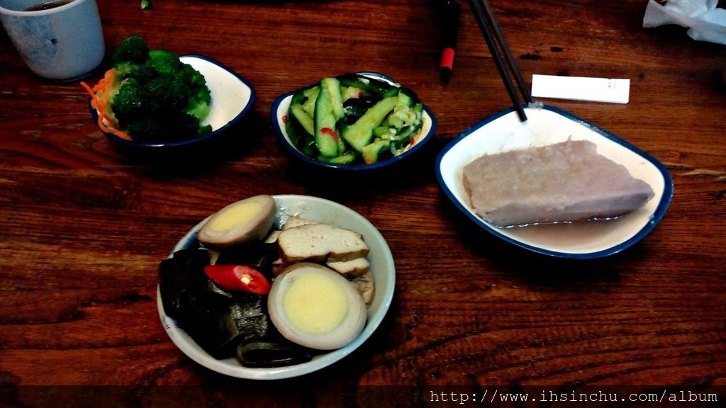 竹北十一街麵食館有道地的山東大滷麵、麵疙瘩、眷村雙醬麵、蘭州大麵、手桿麵、牛肉麵、牛肉捲餅、蔥油餅、小米粥等道地山東美食-這是一家新竹人推薦新竹美食好吃餐廳喔