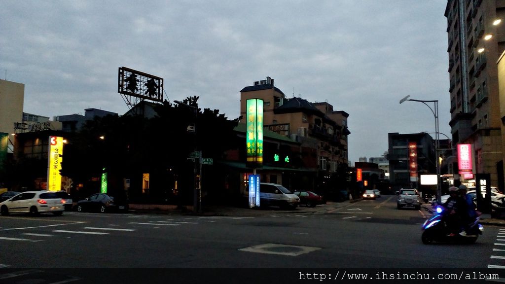 想吃眷村或山東麵食的朋友來新竹,可以來這家許多新竹人推薦非常道地的山東麵食館-11街麵食館,有道地的山東大滷麵、麵疙瘩、眷村雙醬麵、蘭州大麵、手桿麵、牛肉麵、牛肉捲餅、蔥油餅、小米粥等道地山東美食,這些山東美食在新竹落地生根當然也成為新竹人都愛吃的新竹美食,不過11街麵食館價格都相當親民,價錢介於100元左右。但是小菜太貴了!!!! 想吃眷村或山東麵食的朋友來新竹,可以來這家許多新竹人推薦非常道地的山東麵食館-11街麵食館,有道地的山東大滷麵、麵疙瘩、眷村雙醬麵、蘭州大麵、手桿麵、牛肉麵、牛肉捲餅、蔥油餅、小米粥等道地山東美食,這些山東美食在新竹落地生根當然也成為新竹人都愛吃的新竹美食,不過11街麵食館價格都相當親民,價錢介於100元左右。但是小菜太貴了!!!! IMG_20160330_180915 十一街位於竹北美食街,附近好吃餐廳一大堆,是新竹人最常去吃飯的地方。 想吃眷村或山東麵食的朋友來新竹,可以來這家許多新竹人推薦非常道地的山東麵食館-11街麵食館,有道地的山東大滷麵、麵疙瘩、眷村雙醬麵、蘭州大麵、手桿麵、牛肉麵、牛肉捲餅、蔥油餅、小米粥等道地山東美食,這些山東美食在新竹落地生根當然也成為新竹人都愛吃的新竹美食,不過11街麵食館價格都相當親民,價錢介於100元左右。但是小菜太貴了!!!! 想吃眷村或山東麵食的朋友來新竹,可以來這家許多新竹人推薦非常道地的山東麵食館-11街麵食館,有道地的山東大滷麵、麵疙瘩、眷村雙醬麵、蘭州大麵、手桿麵、牛肉麵、牛肉捲餅、蔥油餅、小米粥等道地山東美食,這些山東美食在新竹落地生根當然也成為新竹人都愛吃的新竹美食,不過11街麵食館價格都相當親民,價錢介於100元左右。但是小菜太貴了!!!! IMG_20160330_180915 十一街位於竹北美食街,附近好吃餐廳一大堆,是新竹人最常去吃飯的地方。