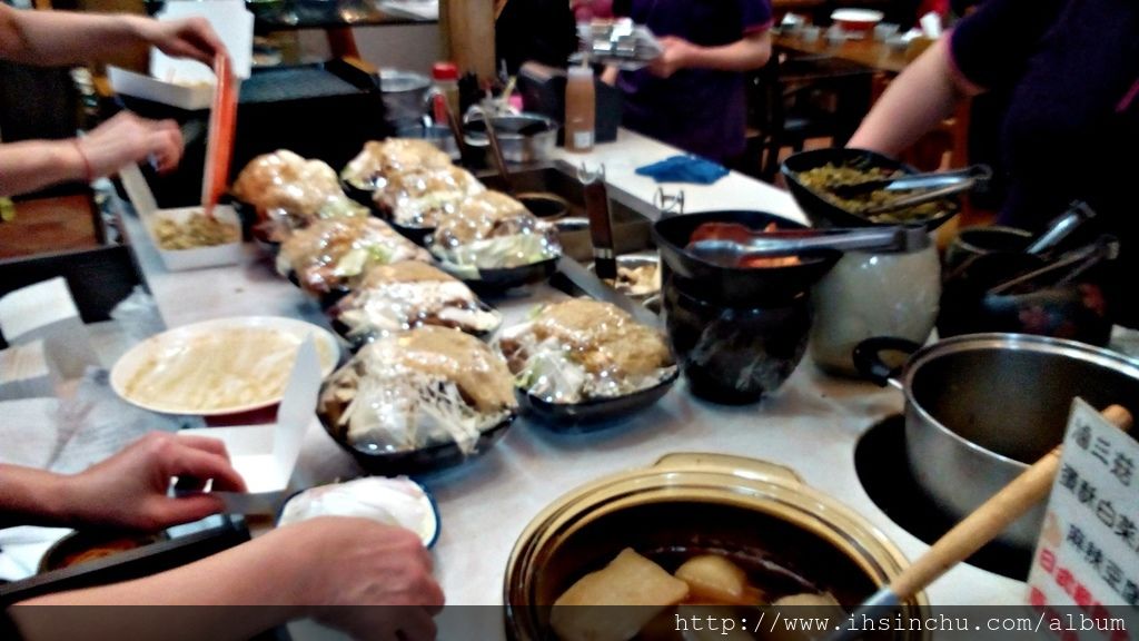 十一街麵食館最大最大缺點就是小菜價格太貴了,幾乎都是50元起跳,這個價錢在許多新竹餐廳都可以點餐或買一個便當了,小菜通常都是餐廳最賺錢的附加品,各大餐廳都有各式小菜提供給大家選擇增加營收,11街的小菜蠻好吃的,但因為價錢貴,因此很少人點,記得幾年前不是這樣的,幾年前去十一街吃飯,幾乎每位顧客都拿一堆小菜。小菜成本低,要薄利才能多銷阿,消費者的算盤可是很精的。 十一街麵食館最大最大缺點就是小菜價格太貴了,幾乎都是50元起跳,這個價錢在許多新竹餐廳都可以點餐或買一個便當了,小菜通常都是餐廳最賺錢的附加品,各大餐廳都有各式小菜提供給大家選擇增加營收,11街的小菜蠻好吃的,但因為價錢貴,因此很少人點,記得幾年前不是這樣的,幾年前去十一街吃飯,幾乎每位顧客都拿一堆小菜。小菜成本低,要薄利才能多銷阿,消費者的算盤可是很精的。