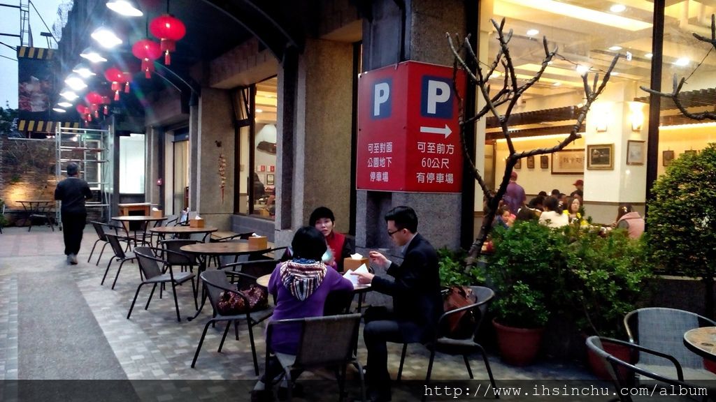 十一街外面還提供類似咖啡座優雅的用餐環境,來十一街吃飯,好像有出國在路邊咖啡店喝咖啡的感覺。 十一街外面還提供類似咖啡座優雅的用餐環境,來十一街吃飯,好像有出國在路邊咖啡店喝咖啡的感覺。