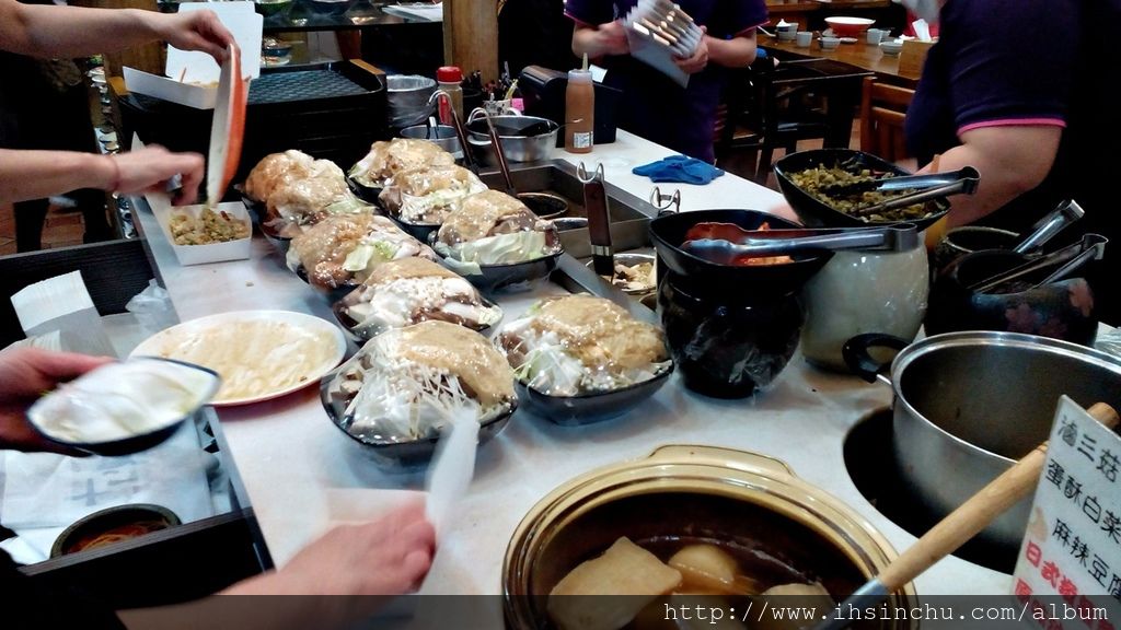 十一街麵食館最大最大缺點就是小菜價格太貴了,幾乎都是50元起跳,這個價錢在許多新竹餐廳都可以點餐或買一個便當了,小菜通常都是餐廳最賺錢的附加品,各大餐廳都有各式小菜提供給大家選擇增加營收,11街的小菜蠻好吃的,但因為價錢貴,因此很少人點,記得幾年前不是這樣的,幾年前去十一街吃飯,幾乎每位顧客都拿一堆小菜。小菜成本低,要薄利才能多銷阿,消費者的算盤可是很精的。 十一街麵食館最大最大缺點就是小菜價格太貴了,幾乎都是50元起跳,這個價錢在許多新竹餐廳都可以點餐或買一個便當了,小菜通常都是餐廳最賺錢的附加品,各大餐廳都有各式小菜提供給大家選擇增加營收,11街的小菜蠻好吃的,但因為價錢貴,因此很少人點,記得幾年前不是這樣的,幾年前去十一街吃飯,幾乎每位顧客都拿一堆小菜。小菜成本低,要薄利才能多銷阿,消費者的算盤可是很精的。