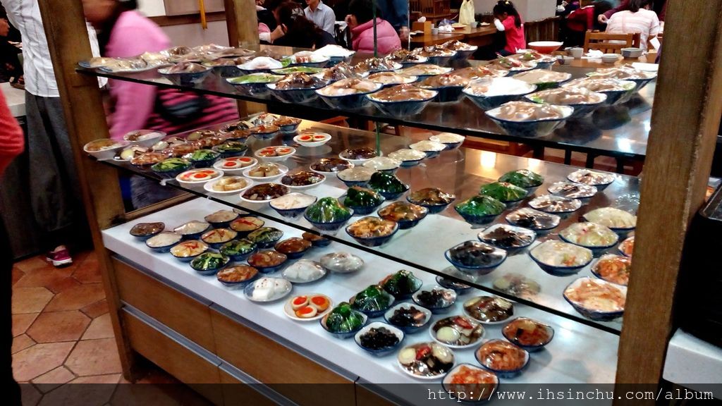 十一街麵食館最大最大缺點就是小菜價格太貴了,幾乎都是50元起跳,這個價錢在許多新竹餐廳都可以點餐或買一個便當了,小菜通常都是餐廳最賺錢的附加品,各大餐廳都有各式小菜提供給大家選擇增加營收,11街的小菜蠻好吃的,但因為價錢貴,因此很少人點,記得幾年前不是這樣的,幾年前去十一街吃飯,幾乎每位顧客都拿一堆小菜。小菜成本低,要薄利才能多銷阿,消費者的算盤可是很精的。 十一街麵食館最大最大缺點就是小菜價格太貴了,幾乎都是50元起跳,這個價錢在許多新竹餐廳都可以點餐或買一個便當了,小菜通常都是餐廳最賺錢的附加品,各大餐廳都有各式小菜提供給大家選擇增加營收,11街的小菜蠻好吃的,但因為價錢貴,因此很少人點,記得幾年前不是這樣的,幾年前去十一街吃飯,幾乎每位顧客都拿一堆小菜。小菜成本低,要薄利才能多銷阿,消費者的算盤可是很精的。