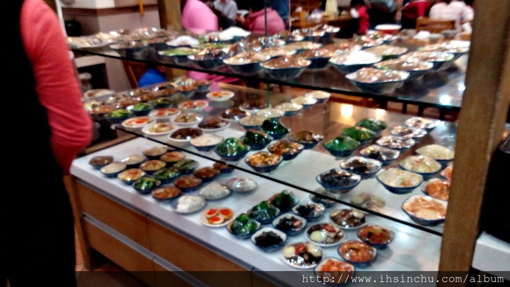 十一街麵食館最大最大缺點就是小菜價格太貴了,幾乎都是50元起跳,這個價錢在許多新竹餐廳都可以點餐或買一個便當了,小菜通常都是餐廳最賺錢的附加品,各大餐廳都有各式小菜提供給大家選擇增加營收,11街的小菜蠻好吃的,但因為價錢貴,因此很少人點,記得幾年前不是這樣的,幾年前去十一街吃飯,幾乎每位顧客都拿一堆小菜。小菜成本低,要薄利才能多銷阿,消費者的算盤可是很精的。 十一街麵食館最大最大缺點就是小菜價格太貴了,幾乎都是50元起跳,這個價錢在許多新竹餐廳都可以點餐或買一個便當了,小菜通常都是餐廳最賺錢的附加品,各大餐廳都有各式小菜提供給大家選擇增加營收,11街的小菜蠻好吃的,但因為價錢貴,因此很少人點,記得幾年前不是這樣的,幾年前去十一街吃飯,幾乎每位顧客都拿一堆小菜。小菜成本低,要薄利才能多銷阿,消費者的算盤可是很精的。