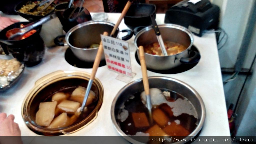 十一街麵食館最大最大缺點就是小菜價格太貴了,幾乎都是50元起跳,這個價錢在許多新竹餐廳都可以點餐或買一個便當了,小菜通常都是餐廳最賺錢的附加品,各大餐廳都有各式小菜提供給大家選擇增加營收,11街的小菜蠻好吃的,但因為價錢貴,因此很少人點,記得幾年前不是這樣的,幾年前去十一街吃飯,幾乎每位顧客都拿一堆小菜。小菜成本低,要薄利才能多銷阿,消費者的算盤可是很精的。 十一街麵食館最大最大缺點就是小菜價格太貴了,幾乎都是50元起跳,這個價錢在許多新竹餐廳都可以點餐或買一個便當了,小菜通常都是餐廳最賺錢的附加品,各大餐廳都有各式小菜提供給大家選擇增加營收,11街的小菜蠻好吃的,但因為價錢貴,因此很少人點,記得幾年前不是這樣的,幾年前去十一街吃飯,幾乎每位顧客都拿一堆小菜。小菜成本低,要薄利才能多銷阿,消費者的算盤可是很精的。