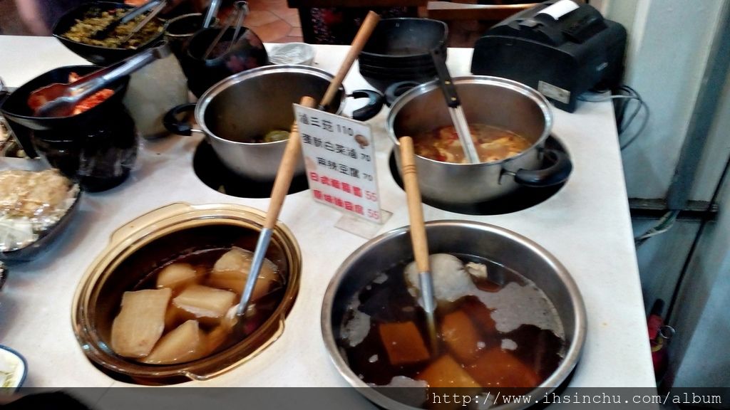 十一街麵食館最大最大缺點就是小菜價格太貴了,幾乎都是50元起跳,這個價錢在許多新竹餐廳都可以點餐或買一個便當了,小菜通常都是餐廳最賺錢的附加品,各大餐廳都有各式小菜提供給大家選擇增加營收,11街的小菜蠻好吃的,但因為價錢貴,因此很少人點,記得幾年前不是這樣的,幾年前去十一街吃飯,幾乎每位顧客都拿一堆小菜。小菜成本低,要薄利才能多銷阿,消費者的算盤可是很精的。 十一街麵食館最大最大缺點就是小菜價格太貴了,幾乎都是50元起跳,這個價錢在許多新竹餐廳都可以點餐或買一個便當了,小菜通常都是餐廳最賺錢的附加品,各大餐廳都有各式小菜提供給大家選擇增加營收,11街的小菜蠻好吃的,但因為價錢貴,因此很少人點,記得幾年前不是這樣的,幾年前去十一街吃飯,幾乎每位顧客都拿一堆小菜。小菜成本低,要薄利才能多銷阿,消費者的算盤可是很精的。