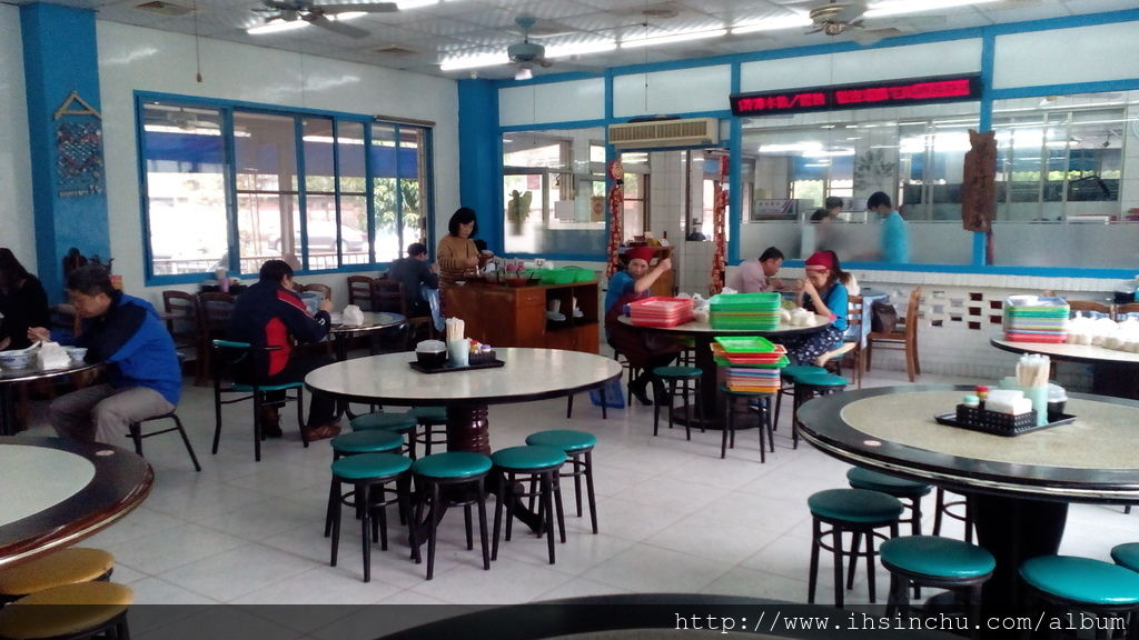 新竹美食竹東包SIR水餃的醬料有:香油、米醋、蒜泥、辣油、豆瓣醬及辣椒醬油。 新竹美食竹東包SIR水餃的醬料有:香油、米醋、蒜泥、辣油、豆瓣醬及辣椒醬油。