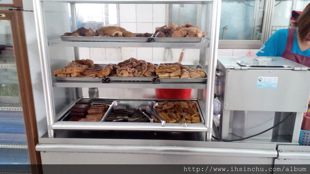 竹東包SIR水餃的水餃只有兩種,韭菜水餃及蔥花水餃,水餃每顆價錢5.5元,漲價了,之前價格才5元一顆的。當然還可以點牛肉麵90/105元,或酸辣麵或餛飩麵陽春麵、榨醬麵等。 不過來竹東包SIR水餃店的顧客好像很少點麵類,其實包SIR牛肉麵吃過的人也是讚不絕口喔。 竹東包SIR水餃的水餃只有兩種,韭菜水餃及蔥花水餃,水餃每顆價錢5.5元,漲價了,之前價格才5元一顆的。當然還可以點牛肉麵90/105元,或酸辣麵或餛飩麵陽春麵、榨醬麵等。 不過來竹東包SIR水餃店的顧客好像很少點麵類,其實包SIR牛肉麵吃過的人也是讚不絕口喔。