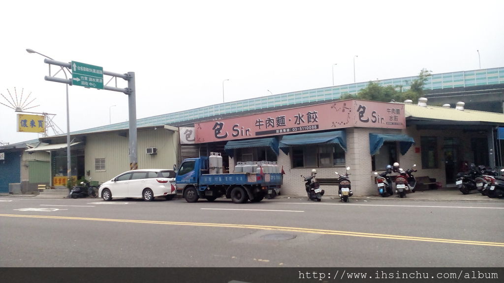 竹東包SIR水餃外面是一條非常大的北興路,路邊還蠻多停車位的,所以停車不算大問題,這比起去新竹市區吃飯,找個停車位找到食慾都沒有,竹東鄉下還真是個好地方。 竹東包SIR水餃外面是一條非常大的北興路,路邊還蠻多停車位的,所以停車不算大問題,這比起去新竹市區吃飯,找個停車位找到食慾都沒有,竹東鄉下還真是個好地方。