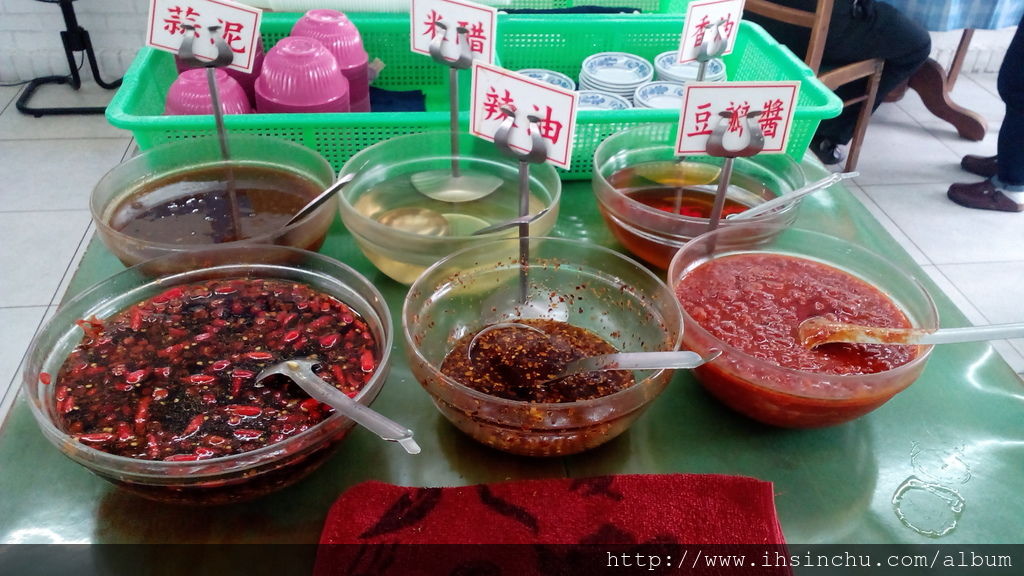 竹東包SIR水餃的醬料有:香油、米醋、蒜泥、辣油、豆瓣醬及辣椒醬油。 竹東包SIR水餃的醬料有:香油、米醋、蒜泥、辣油、豆瓣醬及辣椒醬油。