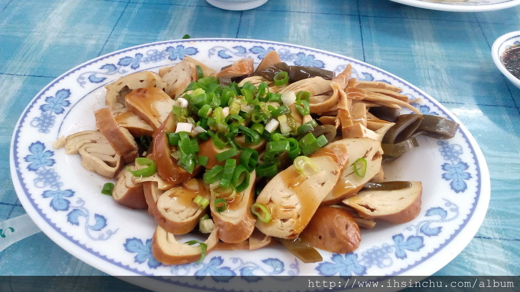 新竹美食竹東包SIR水餃的滷菜也超值得推薦,料好實在又便宜又好吃。竹東包SIR水餃真不愧是位居新竹美食名店之一。 新竹美食竹東包SIR水餃的滷菜也超值得推薦,料好實在又便宜又好吃。竹東包SIR水餃真不愧是位居新竹美食名店之一。