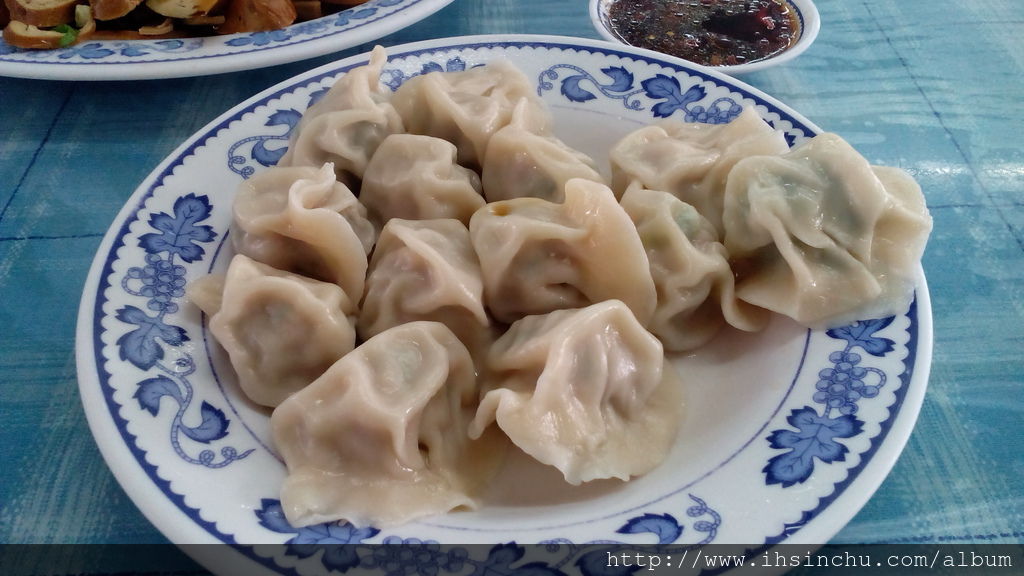 竹東包SIR水餃皮使用的厚厚的麵皮,咬起來相當有口感,裡面的內餡包的的肉肉也非常飽滿扎實,一口咬下去,無論是口感及咬感都有了,真的蠻不錯吃的喔。 竹東包SIR水餃皮使用的厚厚的麵皮,咬起來相當有口感,裡面的內餡包的的肉肉也非常飽滿扎實,一口咬下去,無論是口感及咬感都有了,真的蠻不錯吃的喔。