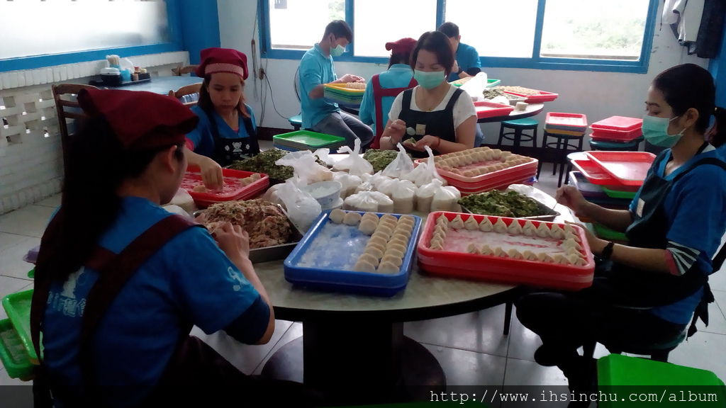 新竹美食因為太多人來吃水餃了,一堆人拼命的包呀包,一顆一顆手工包出來的水餃打造了竹東水餃的傳奇,誰知盤中餐,粒粒皆辛苦。感謝這些幕後英雄,才有這麼好吃的水餃。 新竹美食因為太多人來吃水餃了,一堆人拼命的包呀包,一顆一顆手工包出來的水餃打造了竹東水餃的傳奇,誰知盤中餐,粒粒皆辛苦。感謝這些幕後英雄,才有這麼好吃的水餃。