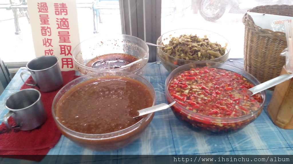 竹東包SIR水餃的水餃只有兩種,韭菜水餃及蔥花水餃,水餃每顆價錢5.5元,漲價了,之前價格才5元一顆的。當然還可以點牛肉麵90/105元,或酸辣麵或餛飩麵陽春麵、榨醬麵等。 不過來竹東包SIR水餃店的顧客好像很少點麵類,其實包SIR牛肉麵吃過的人也是讚不絕口喔。 竹東包SIR水餃的水餃只有兩種,韭菜水餃及蔥花水餃,水餃每顆價錢5.5元,漲價了,之前價格才5元一顆的。當然還可以點牛肉麵90/105元,或酸辣麵或餛飩麵陽春麵、榨醬麵等。 不過來竹東包SIR水餃店的顧客好像很少點麵類,其實包SIR牛肉麵吃過的人也是讚不絕口喔。