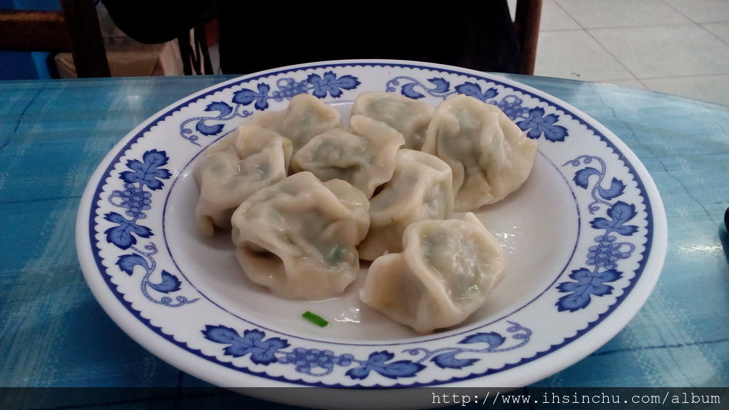 新竹美食竹東包SIR水餃皮使用的厚厚的麵皮,咬起來相當有口感,裡面的內餡包的的肉肉也非常飽滿扎實,一口咬下去,無論是口感及咬感都有了,真的蠻不錯吃的喔。 新竹美食竹東包SIR水餃皮使用的厚厚的麵皮,咬起來相當有口感,裡面的內餡包的的肉肉也非常飽滿扎實,一口咬下去,無論是口感及咬感都有了,真的蠻不錯吃的喔。