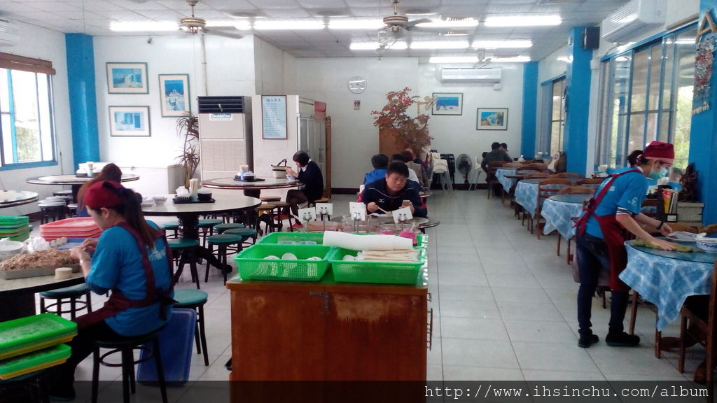 竹東號稱有三大美食餐廳,其中之一就是包SIR水餃,另外兩家分別是竹東排骨酥麵及竹東莊記牛肉麵,這三家都推薦入選為新竹美食餐廳之一 竹東號稱有三大美食餐廳,其中之一就是包SIR水餃,另外兩家分別是竹東排骨酥麵及竹東莊記牛肉麵,這三家都推薦入選為新竹美食餐廳之一