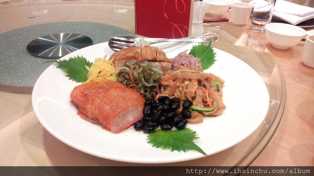 新竹喜來登師傅還特別精心烹製海參、鵝掌、鮑魚美食,為了力求食材的新鮮及美味的呈現,師傅經過繁複、費時的工序來製作。光是發泡海參就要隔夜泡一晚,再用熱水燜過,撈起再清腸去砂,放回冰箱用冰塊冰鎮,如此經過3-4天的過程,讓海參的Q彈度達到完美,食用前配以高湯、薑蔥、料酒等慢火煨一小時,直到海參入味才上桌。新鮮鵝掌則是用火腿、老雞、精肉、多種香料透過反覆的熬及燜的工序,讓味入肉中,但又要保持型體完整、呈金黃色澤,油亮不膩,掌握火候及時間至關重要。鮑魚是採用六頭新鮮鮑為材料,洗淨後用熱水燜過,再加火腿、老雞、精肉、多種香料等燜1-2天,達到肉質爽嫩,味入鮑中,每一口都會讓人回味無窮,不加任何人工調料,鮮甜香嫩,養生清潤,湯清味甜,那縷縷椰子的清甜鮮香,充盈著口腔,感覺相當的清潤。 新竹喜來登師傅還特別精心烹製海參、鵝掌、鮑魚美食,為了力求食材的新鮮及美味的呈現,師傅經過繁複、費時的工序來製作。光是發泡海參就要隔夜泡一晚,再用熱水燜過,撈起再清腸去砂,放回冰箱用冰塊冰鎮,如此經過3-4天的過程,讓海參的Q彈度達到完美,食用前配以高湯、薑蔥、料酒等慢火煨一小時,直到海參入味才上桌。新鮮鵝掌則是用火腿、老雞、精肉、多種香料透過反覆的熬及燜的工序,讓味入肉中,但又要保持型體完整、呈金黃色澤,油亮不膩,掌握火候及時間至關重要。鮑魚是採用六頭新鮮鮑為材料,洗淨後用熱水燜過,再加火腿、老雞、精肉、多種香料等燜1-2天,達到肉質爽嫩,味入鮑中,每一口都會讓人回味無窮,不加任何人工調料,鮮甜香嫩,養生清潤,湯清味甜,那縷縷椰子的清甜鮮香,充盈著口腔,感覺相當的清潤。