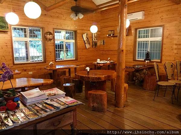 塔那TANA簡餐咖啡餐廳唯一可取的地方是這家餐廳的裝潢都非常高檔,都是實木食材,隔音隔離手機訊號都非常好。 塔那TANA簡餐咖啡餐廳唯一可取的地方是這家餐廳的裝潢都非常高檔,都是實木食材,隔音隔離手機訊號都非常好。