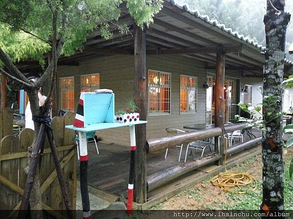 羅馬公路上的塔那咖啡餐廳另一個可取的地方是附近環境非常優美,塔那咖啡餐廳四周的庭園造景都有講究喔,室內布置都是原木家具,相當有質感。 羅馬公路上的塔那咖啡餐廳另一個可取的地方是附近環境非常優美,塔那咖啡餐廳四周的庭園造景都有講究喔,室內布置都是原木家具,相當有質感。