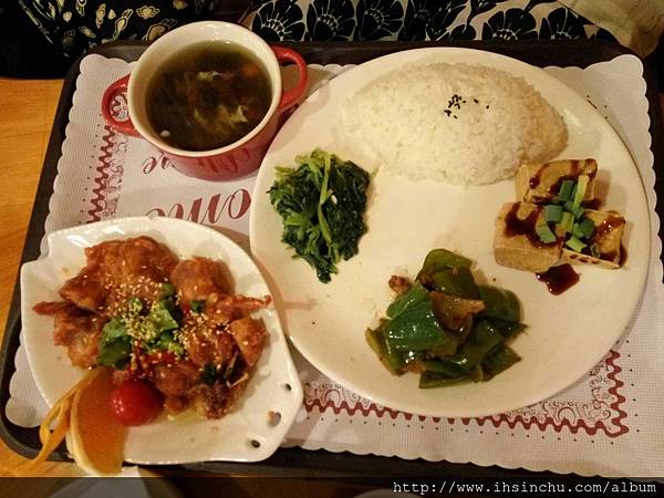 塔那TANA簡餐咖啡的雲南椒麻雞簡餐如上圖,真的非常非常"減",幾片菜葉、三塊豆腐,幾塊雞肉及一碗飯,小學生都吃不飽的兒童簡餐,價錢$350元。 塔那TANA簡餐咖啡的雲南椒麻雞簡餐如上圖,真的非常非常"減",幾片菜葉、三塊豆腐,幾塊雞肉及一碗飯,小學生都吃不飽的兒童簡餐,價錢$350元。