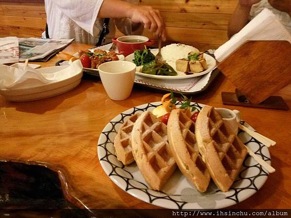 塔那TANA簡餐咖啡四片小小小鬆餅價錢$170元,推薦去新竹吃排隊美食段純真牛肉麵,只要$150元左右,料好實在超好吃還吃超飽的。 塔那TANA簡餐咖啡四片小小小鬆餅價錢$170元,推薦去新竹吃排隊美食段純真牛肉麵,只要$150元左右,料好實在超好吃還吃超飽的。