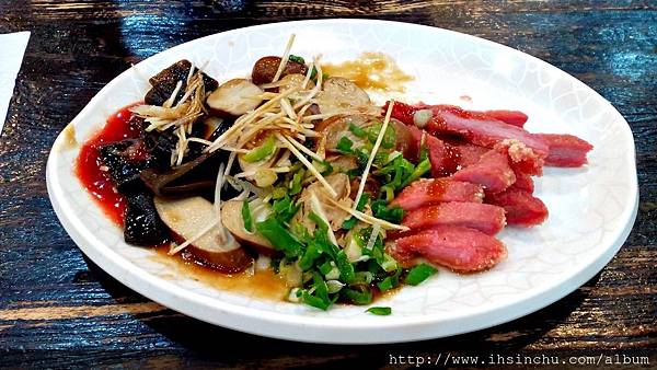 排骨酥麵裡面的排骨很嫩很容易咬,通常排骨上軟骨都可以吃下去,小菜也不錯吃。 排骨酥麵裡面的排骨很嫩很容易咬,通常排骨上軟骨都可以吃下去,小菜也不錯吃。