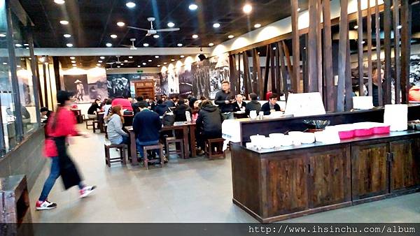 在新竹想吃傳統古早味,來試試竹東排骨酥麵準不錯,前幾年一定要到竹東去吃,這幾年在新竹市區中正路上及竹北最繁忙的自強南路上都開了分店,要吃道地竹東美食排骨酥麵的朋友可以找最近的地方大快朵頤了。 在新竹想吃傳統古早味,來試試竹東排骨酥麵準不錯,前幾年一定要到竹東去吃,這幾年在新竹市區中正路上及竹北最繁忙的自強南路上都開了分店,要吃道地竹東美食排骨酥麵的朋友可以找最近的地方大快朵頤了。