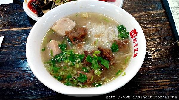 排骨酥麵竹東總店附近有公有停車場,通常停車不是問題。 排骨酥麵竹北店路邊有白線停車位,但是吃飯時間不好找車位喔。 排骨酥麵竹東總店附近有公有停車場,通常停車不是問題。 排骨酥麵竹北店路邊有白線停車位,但是吃飯時間不好找車位喔。