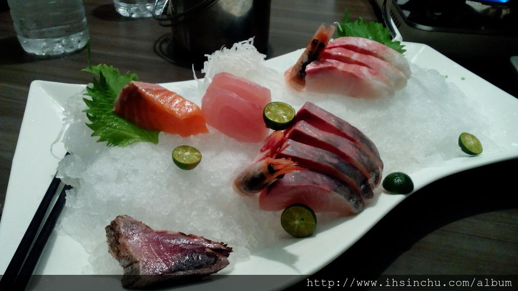 到日本料理店就是要吃生魚片呀,不然要幹嘛,沒錯,就是要享用生魚片呀,外面有些餐廳的生魚片真的好貴喔,切的又不夠厚,這裡的生魚片就是切得很有誠意,價格當然不能和南寮漁港自己切的那樣相比,綜合刺身也才210元,在餐廳的價位來說,就是很正常的價位啦,南寮漁港真的也是很好消費消磨時間的好地方,可以買海鮮,可以運動還可以享用美食呀 IMG_20160331_190408