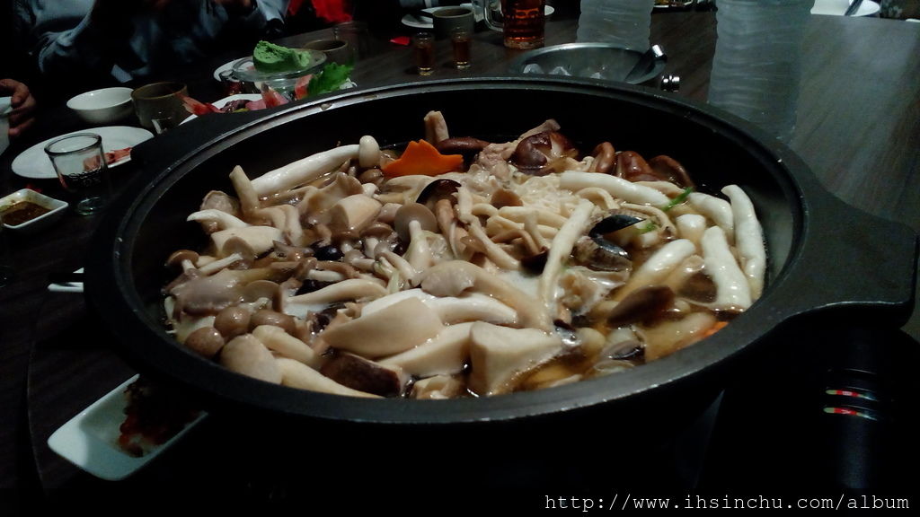 多人吃飯,不點個鍋怎麼行呀,熱騰騰的湯喝下一口,幸福全寫在臉上啦,百菇鍋好養生喔,多喝兩口就要升天啦,哈哈哈,清甜的湯喝下,也解了剛剛吃下重口味的料理,舒服。看看這些菇類,光用看的就覺得值得了,鍋類的價格比較高,10人以下點個小的就夠了,真的,這道鍋邊素食者也很愛,滿滿的料視覺上就是爽,到底有多少種類咧,請各位猜猜看囉 IMG_20160331_190225