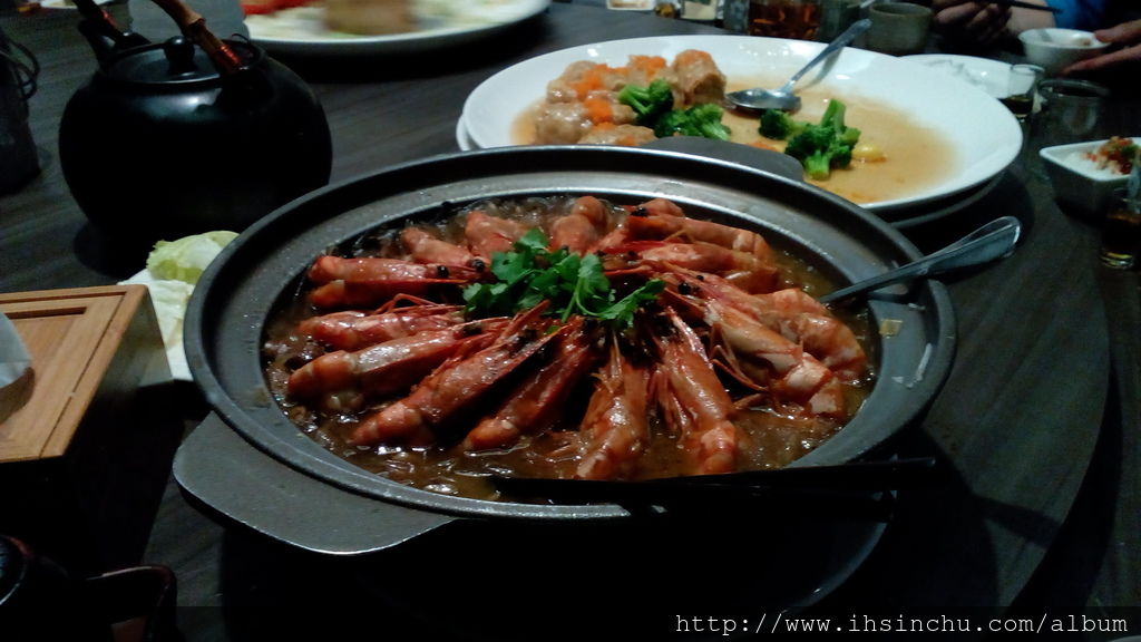鮮蝦粉絲堡,點菜的當下明明就還記的,現在只能先給它取個名囉,怎麼點了兩種蝦料理,這道菜也是飯友,鹹香的粉絲,滑順的一溜煙就入到喉嚨了,肥美的蝦肉,那厚實Q彈彷彿還有點脆脆的感覺,這和炸蝦的感覺完完全全的不同,我們滿推薦這道粉絲堡的 IMG_20160331_192545