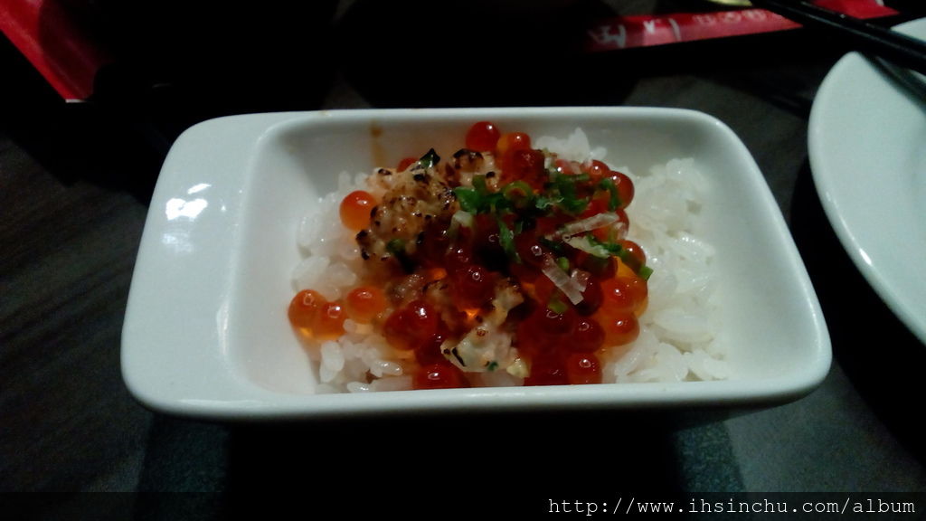 日式料理很有名的還有丼飯,來到這裡,也點了一碗雙色丼飯,喜歡鮭魚的朋友可以嚐嚐鮭魚親子丼,鮭魚真的是很多民眾喜歡的魚類,不管是熟食或是刺身,身邊不少女性朋友的刺生體驗就是從鮭魚開始的,感謝鮭魚。但是鮭魚卵就....比較要大膽一點了,高中的時候被賣場的鮭魚卵壽司臭過一次,心中一直有陰影,每每聽到別人敘述啵啵啵的口感,又受不了,所以嘛,東西就是要新鮮呀,滿不錯吃的 IMG_20160331_185858