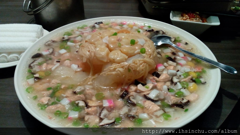羹湯,幾乎每個辦桌上都會有羹湯出現,也就養成了點合菜時要來個羹湯,大家覺得羹湯在飯桌上的意義是甚麼咧,我喜歡當作是一場飯局的中繼站,美食當前,味道重的食物一定不在少數,一口清湯或是清羹化解了口中的味道,但是羹湯卻又多了一個飽足感,蘿蔔的清甜與菇類相佐,不自覺得又舀了碗,羹湯和醋的搭配自然是絕配了,酸酸的刺激再次讓口中唾液分泌 IMG_20160331_194538