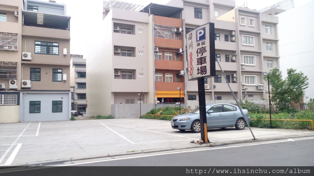 老實說,好不好停車這件事真的很重要,因為找停車位的問題一定會影響用餐心情,田川日式料理在門口有幾個停車位以外,在一旁也利用了空地規劃了停車場,算是很有誠意的店家,只是喜歡他們的民眾真的不少,停車位還是很不夠用 IMG_20160401_092902