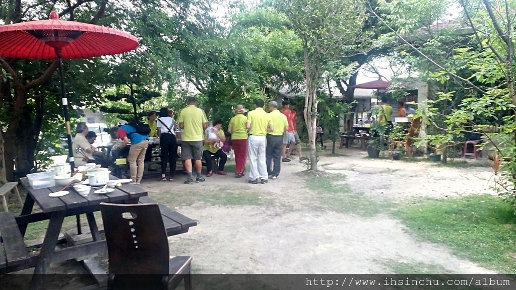 薪石窯柴燒麵包窯烤鳳梨酥庭園餐廳受到非常多網友肯定，當然也入選新竹最佳特色美食餐廳前50名