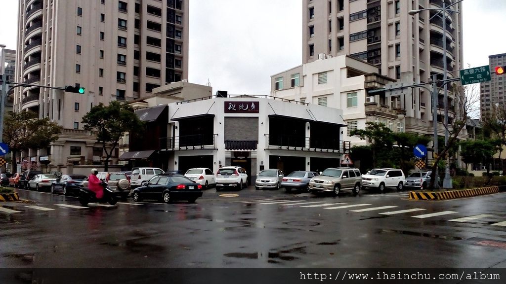 來新竹段存真吃好吃牛肉麵先拿號碼牌,前面有10組客人在等是非常正常,這就是段純真牛肉麵厲害會賺錢的地方,它的經濟規模做起來了,10組客戶不用等太久就可以上桌吃麵,店裡至少請了30位以上的員工,分工合作快速的把翻桌率大幅提升,這種店不賺錢也難了。 來新竹段存真吃好吃牛肉麵先拿號碼牌,前面有10組客人在等是非常正常,這就是段純真牛肉麵厲害會賺錢的地方,它的經濟規模做起來了,10組客戶不用等太久就可以上桌吃麵,店裡至少請了30位以上的員工,分工合作快速的把翻桌率大幅提升,這種店不賺錢也難了。